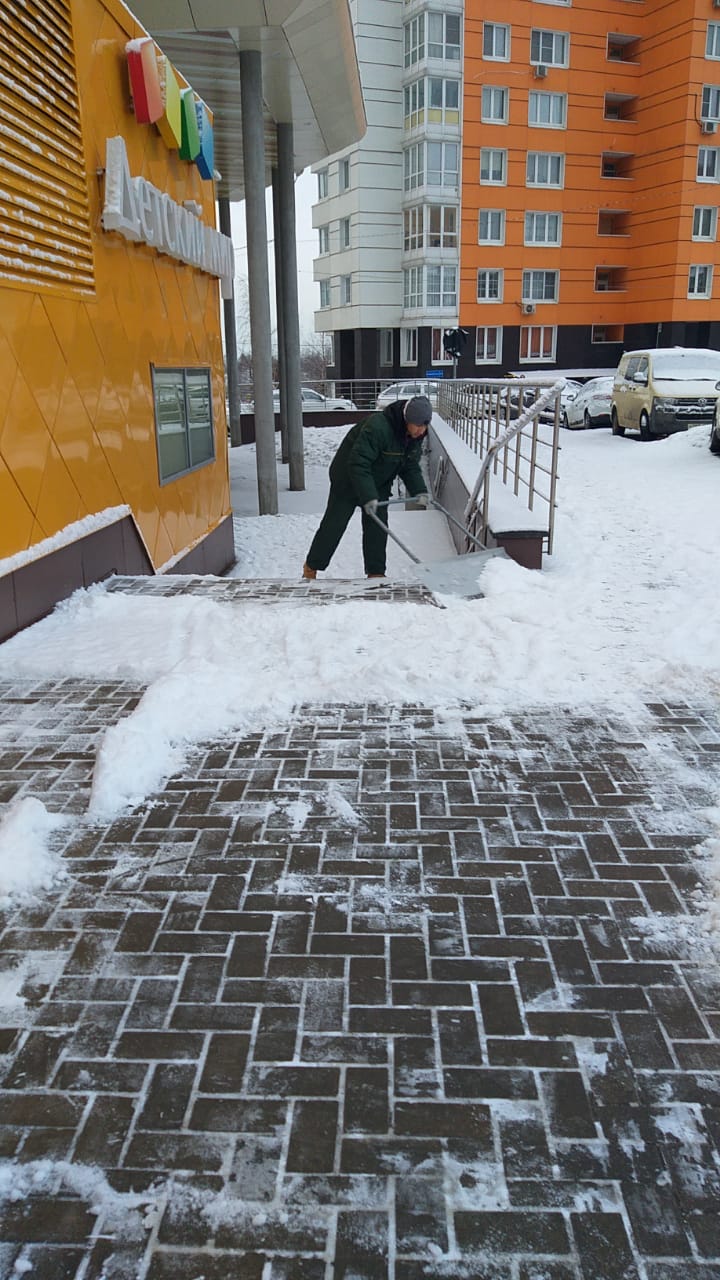 Выполняется уборка снега с придомовой территории многоквартирных домов, расположенных по адресам: г. Видное, ул. Радужная, д.2 и д.4.